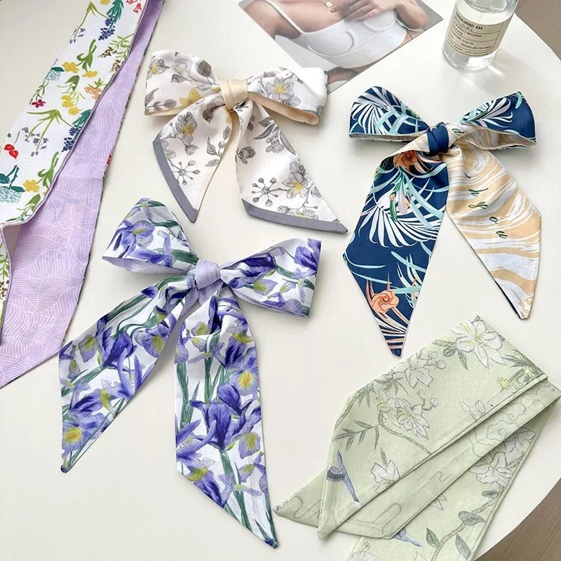 Collection de foulards pour cheveux en soie floraux élégants avec différents motifs et nœuds.