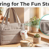Beige D-Ring-Tasche neben einer Kamera und Pflanzen auf einem Holztable