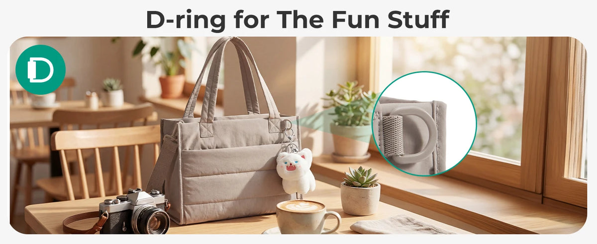 Beige D-Ring-Tasche neben einer Kamera und Pflanzen auf einem Holztable