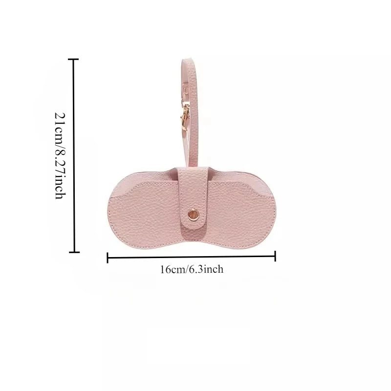 Estuche de gafas de cuero fino rosa con correa y cierre de botón pequeño.