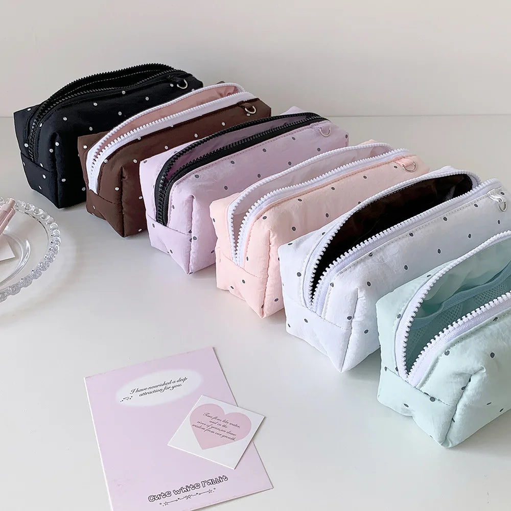 Eine Kollektion großer Bleistifteinhalter in verschiedenen Farben, darunter schwarz, braun, pink und weiß.