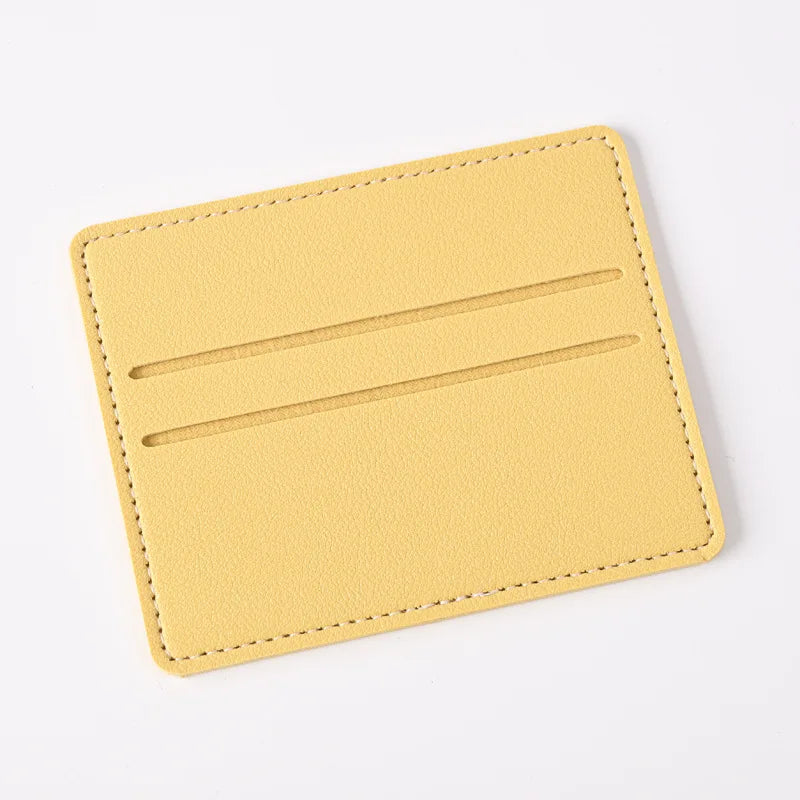 Porta tarjetas de cuero PU amarillo claro con dos ranuras horizontales.