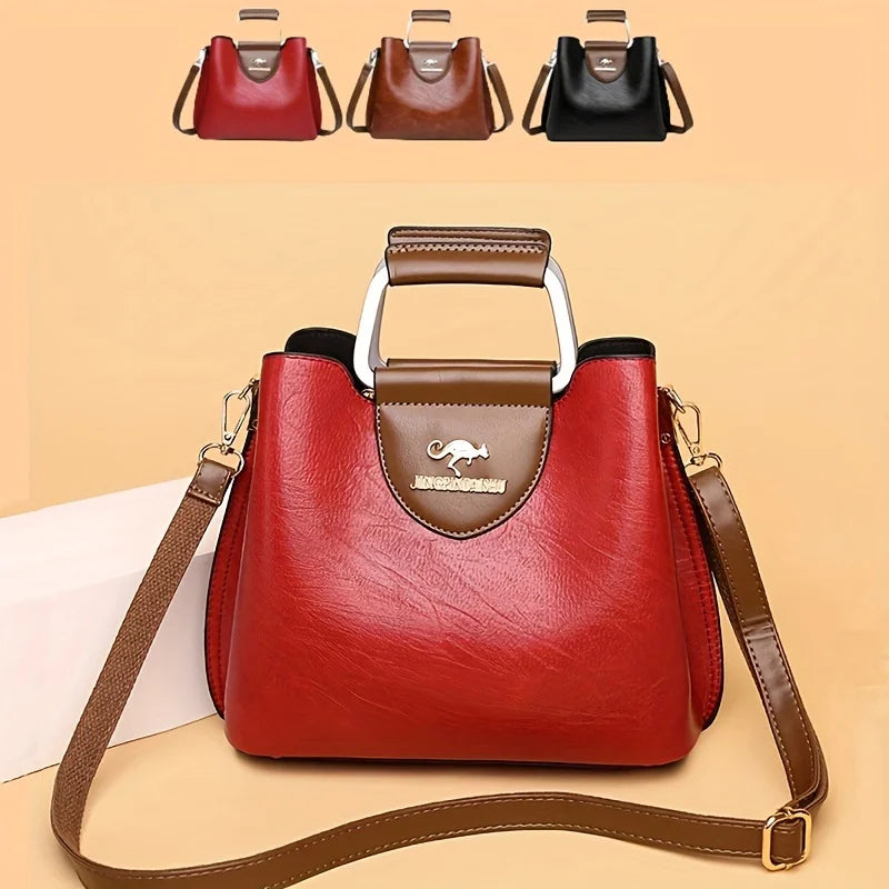 Sac bandoulière vintage rouge en cuir avec une sangle en cuir marron.