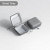 Una pequeña bolsa portátil gris para organizar cables, abierta junto a una cerrada, sobre una superficie blanca.
