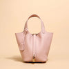 Blaurosa Leder-Bucket-Bag mit Reißverschluss auf neutralem Hintergrund