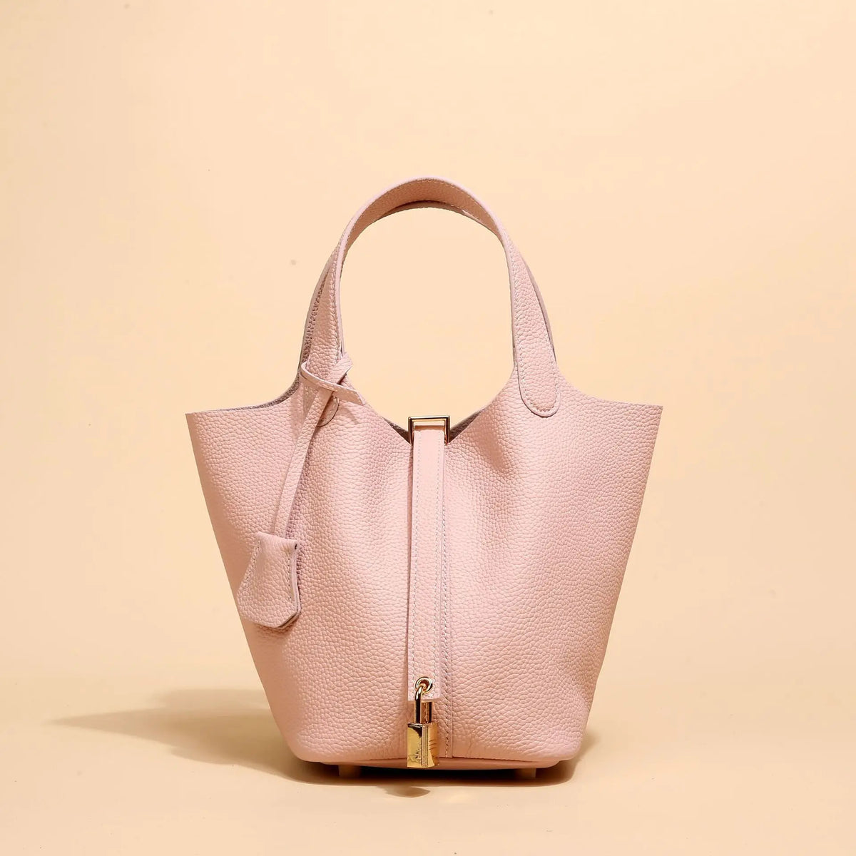 Blaurosa Leder-Bucket-Bag mit Reißverschluss auf neutralem Hintergrund
