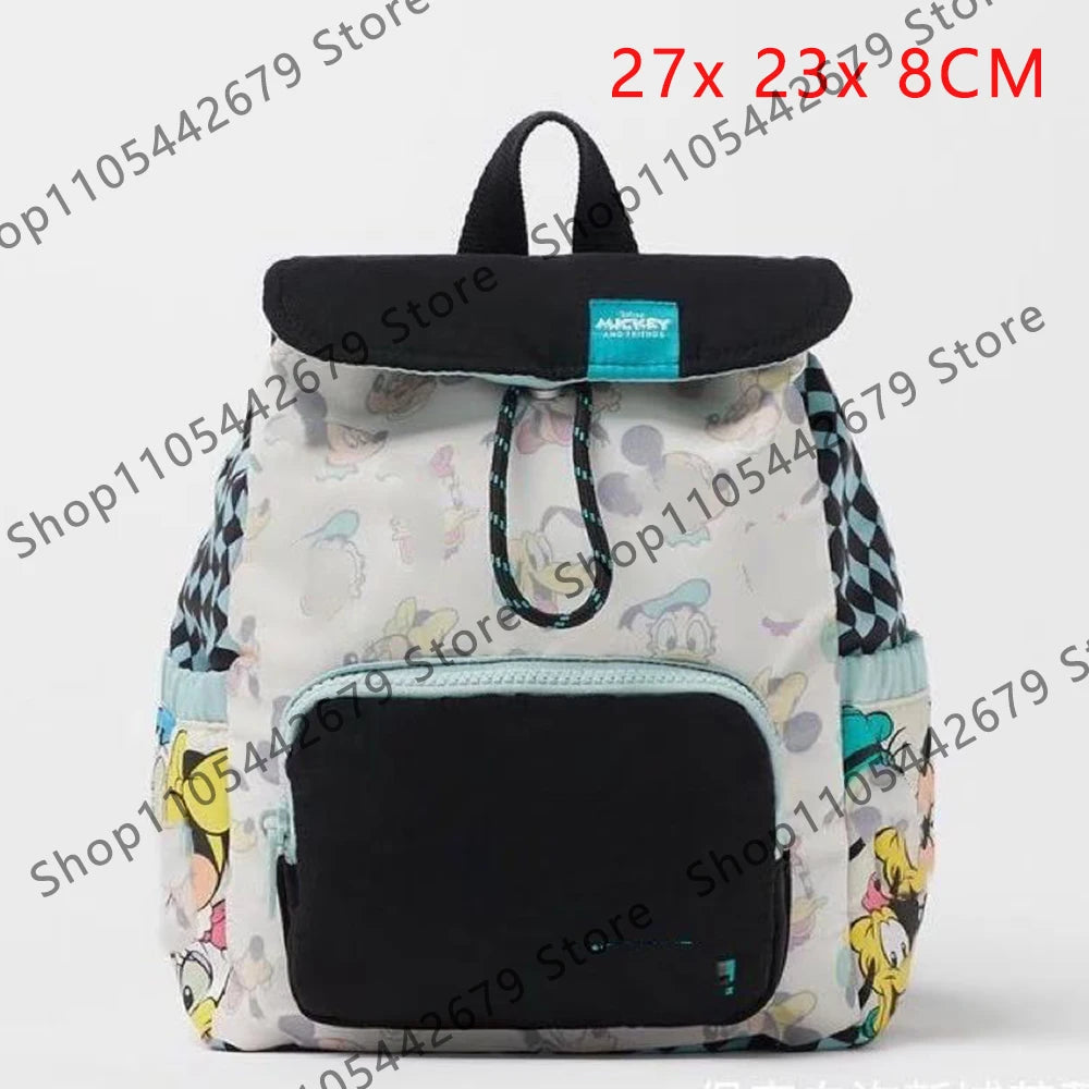 Una mochila de color claro con un diseño de ratón pato de peluche y acentos negros y azules.