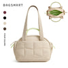 Bolso acolchado beige con correa verde claro y herrajes a juego.