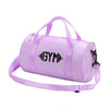 Un sac de sport violet avec une sangle est montré sur un fond blanc.