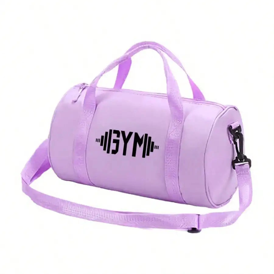 Un sac de sport violet avec une sangle est montré sur un fond blanc.