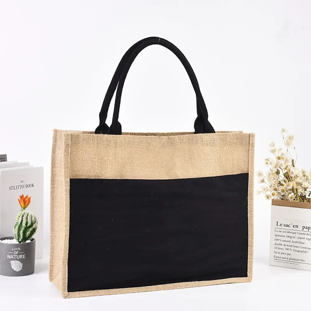 Natürige beige Jute-Sackleinen-Tasche mit schwarzen Henkeln und schwarzem Stofffutter.