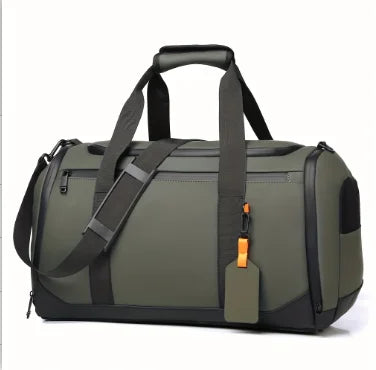 Un grand sac de sport vert olive avec des accents noirs et des bretelles rembourrées.