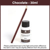 Une bouteille de peinture liquide couleur chocolat avec un bâtonnet en bois.