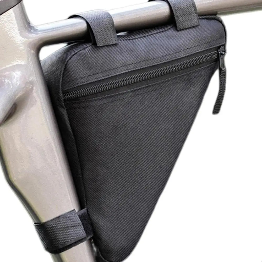 Una bolsa de almacenamiento con cremallera negra está montada en un cuadro de bicicleta beige.