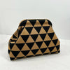 Sac à main de plage crochet fait main, motif géométrique noir et beige.