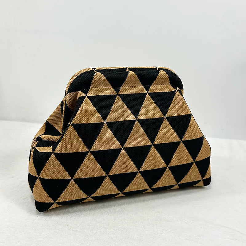 Sac à main de plage crochet fait main, motif géométrique noir et beige.