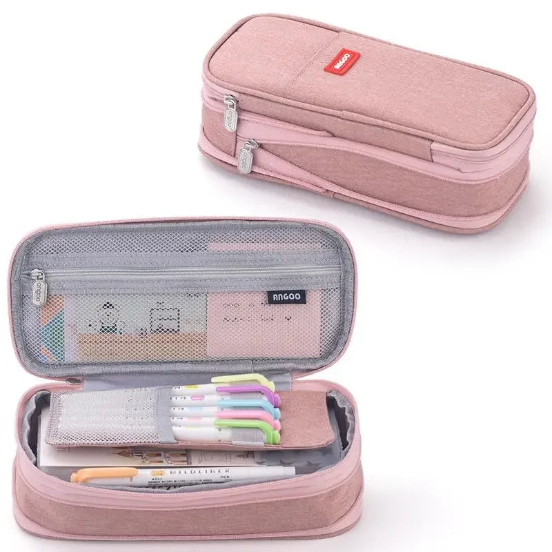 Étui à crayons rose en toile avec compartiment zippé et section ouverte montrant divers stylos et crayons.