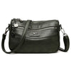 Bolso cruz de cuero negro y moderno para mujer con herrajes plateados y cierre de solapa.