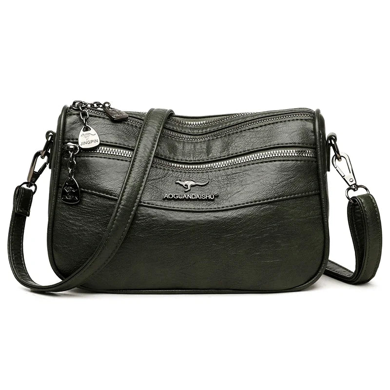 Bolso cruz de cuero negro y moderno para mujer con herrajes plateados y cierre de solapa.