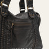 Nahaufnahme einer schwarzen Vintage-PU-Leder-Tasche mit Messing-Hardware und einem Reißverschlussfach.