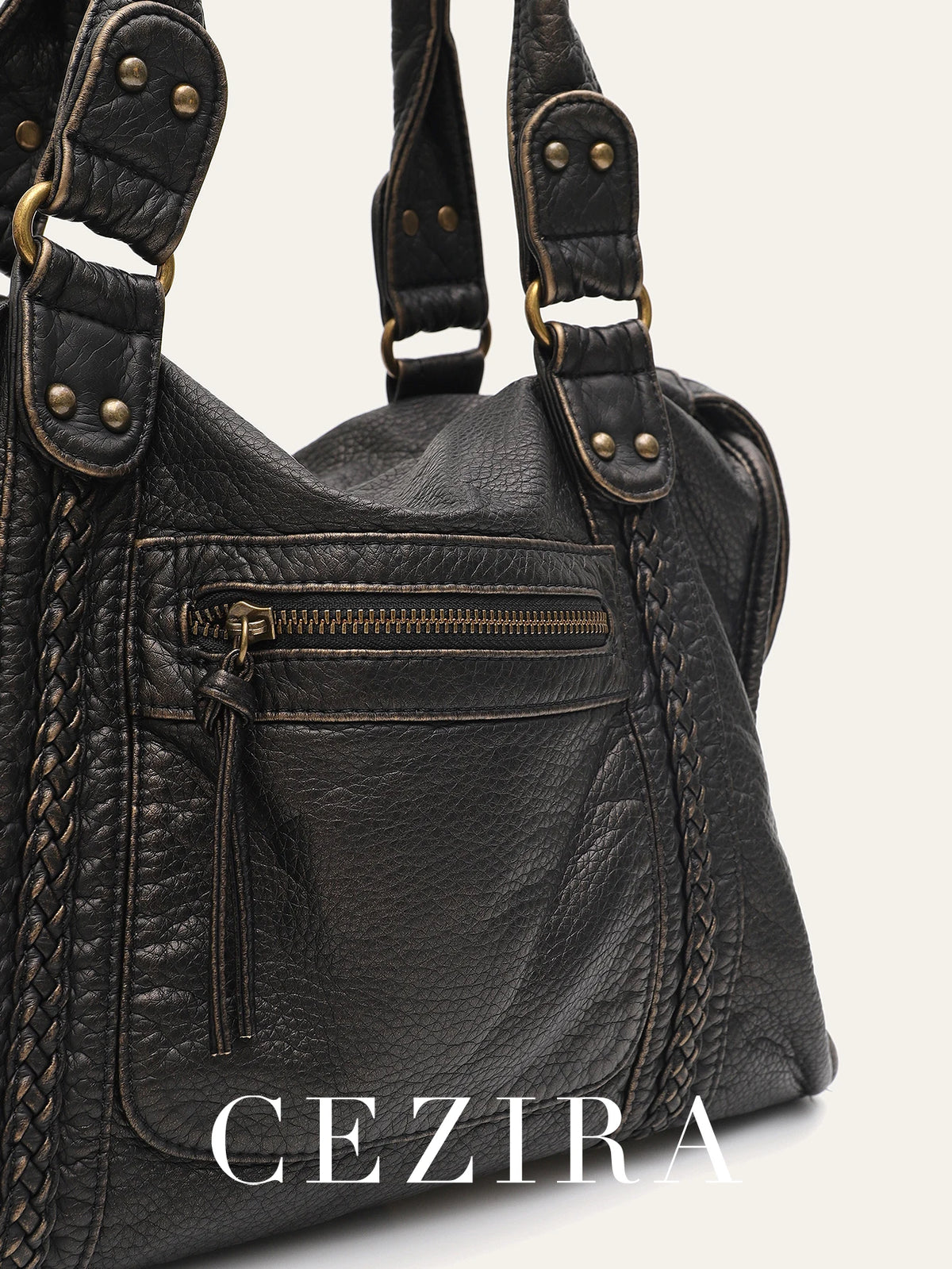 Nahaufnahme einer schwarzen Vintage-PU-Leder-Tasche mit Messing-Hardware und einem Reißverschlussfach.