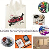 Sac de courses en toile beige avec motif de carte japonaise et petits articles comme pinceaux et outils.