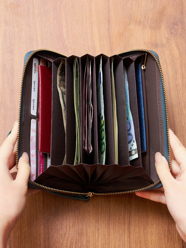 Portefeuille à fermeture éclair en cuir PU marron ouvert, montrant plusieurs compartiments pour cartes et téléphones.