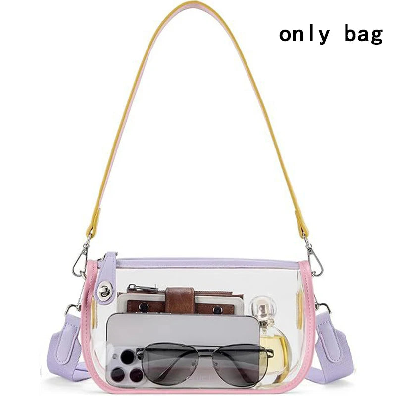Sac à l'épaule violet transparent en PVC avec une sangle marron et des lunettes posées à l'intérieur.