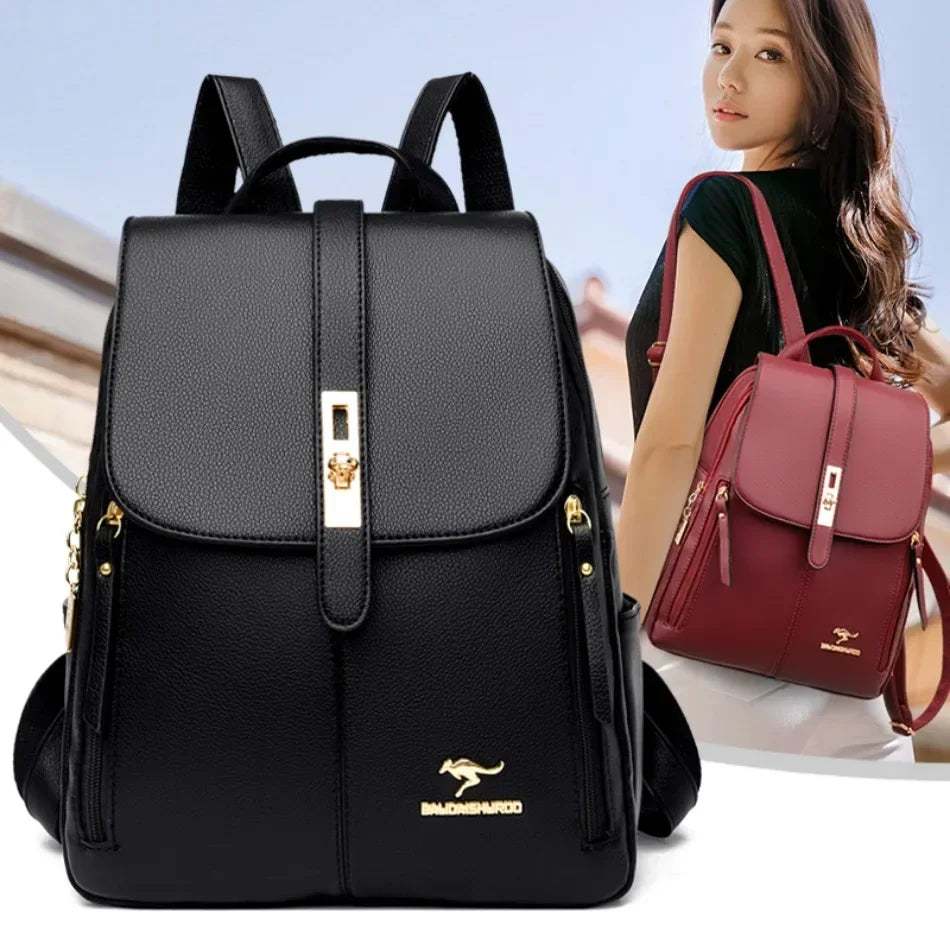 Un sac à dos en cuir noir avec des éléments dorés, à côté d'une femme portant un haut noir.