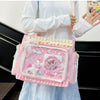 Bolso cruz de encaje rosa Y2K con adornos florales blancos y rosas, llevado por una persona.
