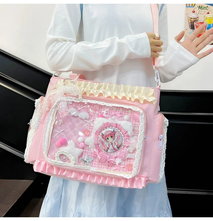 Bolso cruz de encaje rosa Y2K con adornos florales blancos y rosas, llevado por una persona.