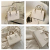 Collection de sacs à main en cuir PU blanc minimalistes à anses, exposés sur une table et un tissu.