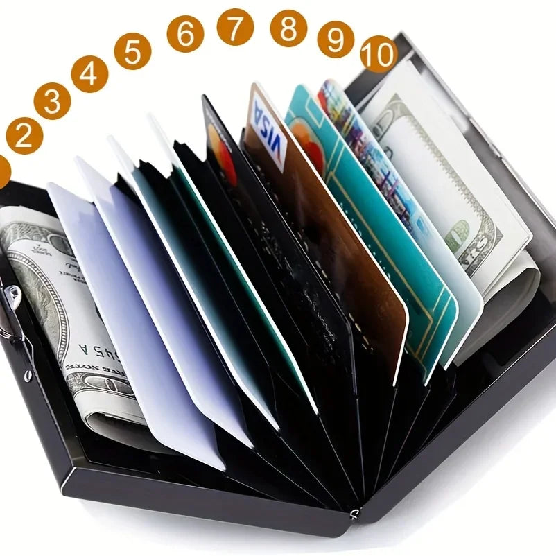 Schwarzes Metal-RFID-Kreditkarten-Wallet mit verschiedenen Kreditkarten und Banknoten.