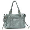 Helles blaues Vintage-PU-Leder-Totebag mit abgenutzten Details und Reißverschlusstaschen.