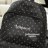 Sac à dos à pois noirs avec lettres brodées sur le devant