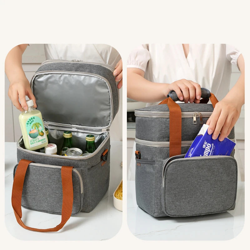 Une personne ouvre un sac de pique-nique isotherme gris à double paroi pour montrer son intérieur et ses fonctionnalités.