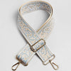 Correa ajustable de bolso cruz ancho beige y azul claro con herrajes dorados.