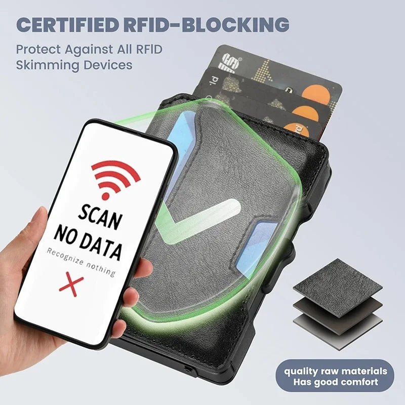 Una mano sostiene una billetera de tarjeta negra con protección anti-RFID, demostrando sus características de seguridad.