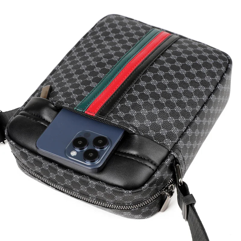 Bolso cruz de cuadros negros con rayas rojas y verdes y un smartphone adjunto.