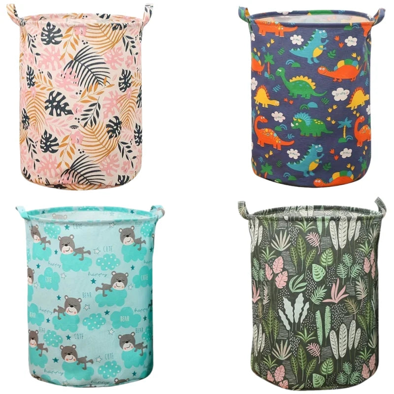 Une collection de quatre paniers à linge en tissu avec divers motifs et couleurs pour le rangement.