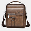 Mochila de cuero vintage marrón con solapa acolchada y correa ajustable.