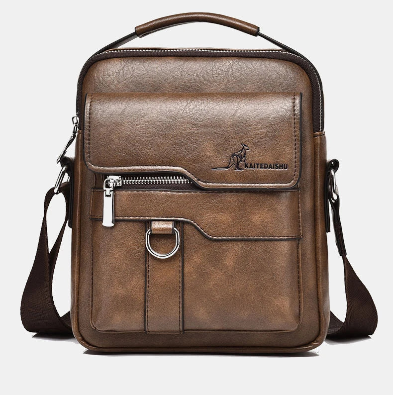 Mochila de cuero vintage marrón con solapa acolchada y correa ajustable.