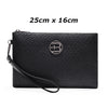 Schwarze Kunstleder-Herren-Clutch-Handtasche mit silbernem Logo, flach dargestellt.