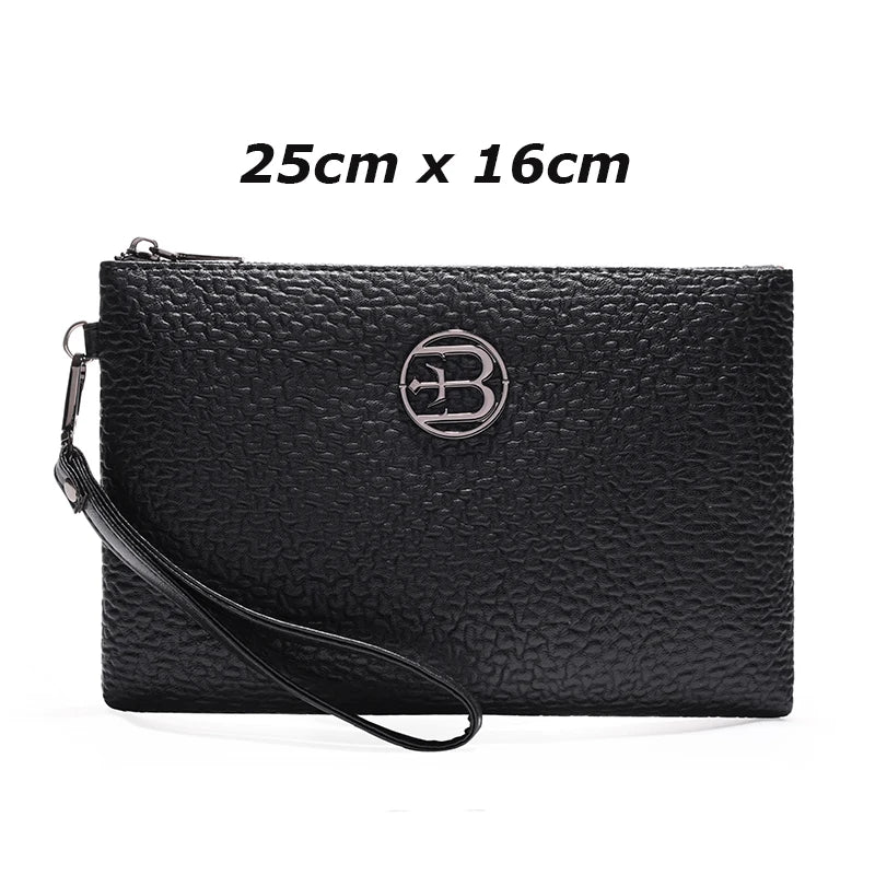 Schwarze Kunstleder-Herren-Clutch-Handtasche mit silbernem Logo, flach dargestellt.