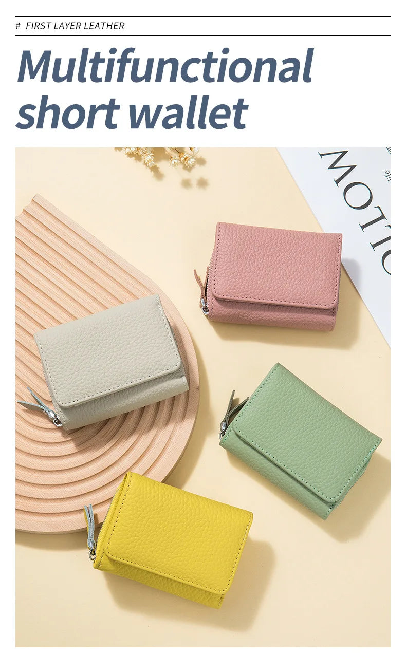 Una colección de tres carteras cortas multifuncionales en cuero rosa, verde menta y amarillo sobre un fondo claro.