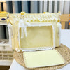 Bolso cruz hombro de encaje amarillo Y2K con ribete blanco sobre una estera tejida.