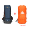 Un sac à dos de randonnée bleu et noir à côté d'une housse de pluie orange.