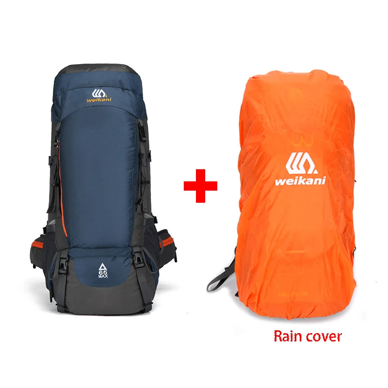 Un sac à dos de randonnée bleu et noir à côté d'une housse de pluie orange.