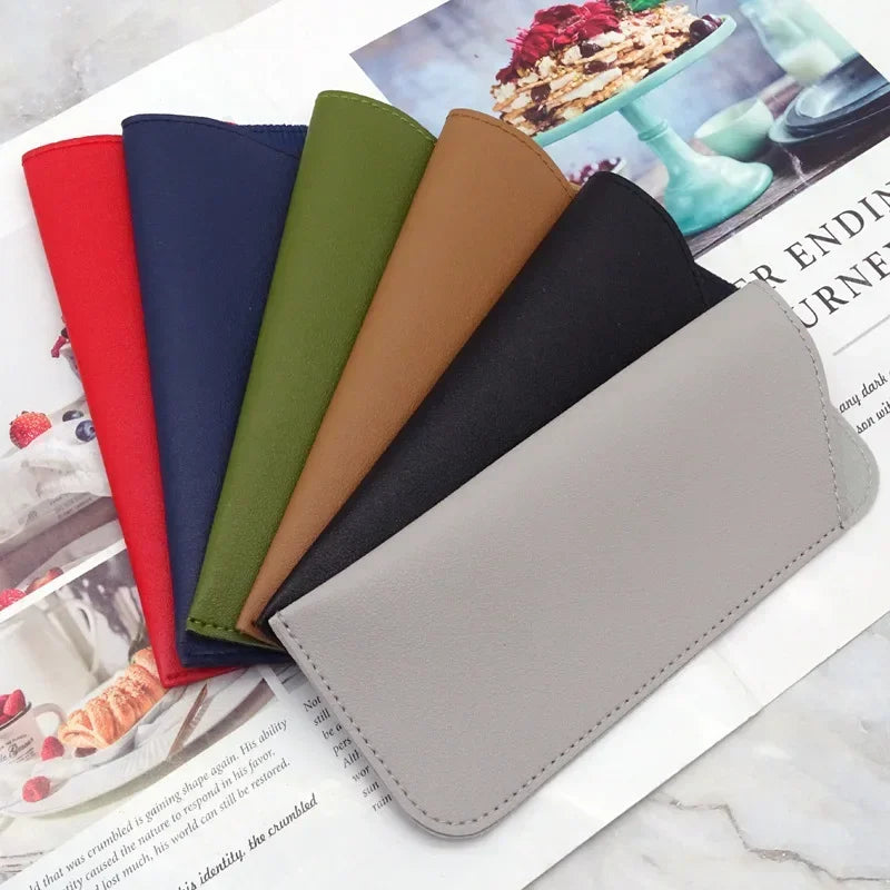 Colección de fundas para gafas de cuero PU en varios colores, incluyendo rojo, azul, verde, beige, negro y gris.