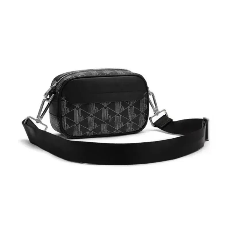 Schwarze Leder-Crossbody-Tasche für Herren mit subtilem geometrischem Muster.